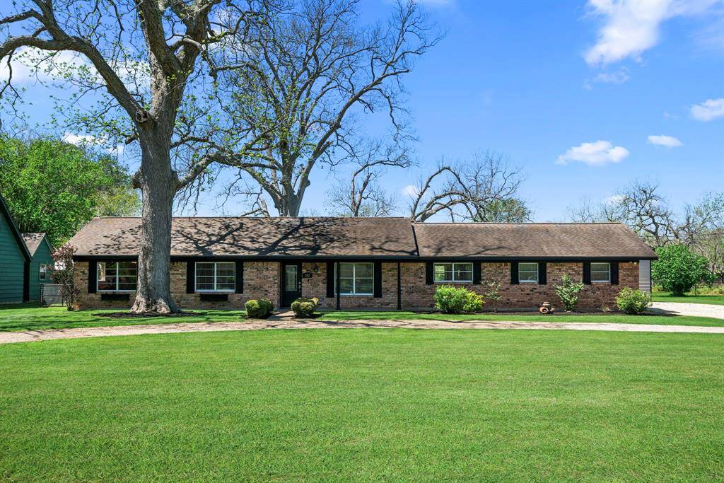Welcome home to 202 Neal. Gorgeous updated 2000 sqft. home nestled on over 3/4 of a ACRE lot minutes from Sugar Land. 2 car oversized garage. 30 x 24 shop. 3/4 Bedrooms, 2 Bathrooms, expansive great room, gourmet kitchen with breakfast/ dining area, study.Low taxes. No HOA. This one has it all!