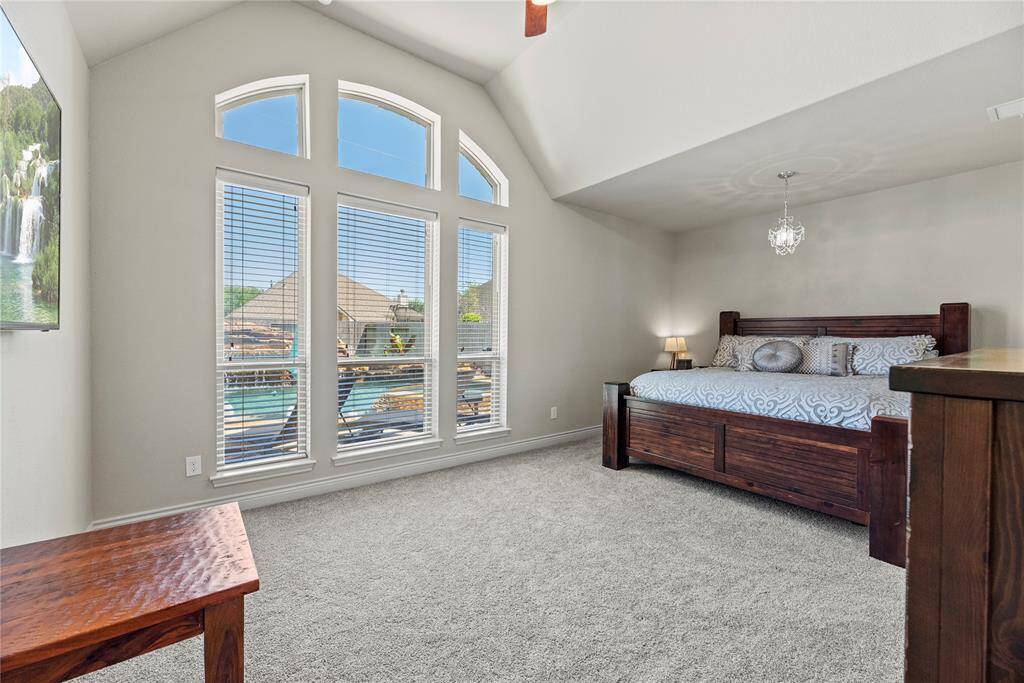High ceiling and large windows let you appreciate the awesome view every morning when you wake up!