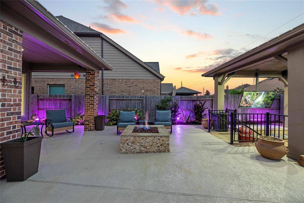 At night the backyard lights up! Sit by the fire pit and enjoy entertaing and relaxation at it's best!