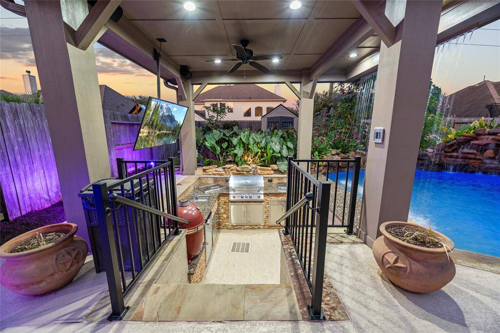 JUST WOW....You won't see this at many homes. This sunken outdoor kitchen features all you need to make the outdoors feel like outdoor paradise.