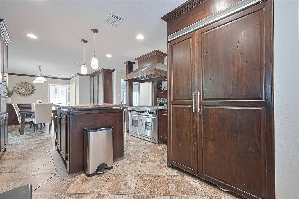 Thoughtfully placed recessed lighting and elegant pendant lights over the island ensure this kitchen stays bright and functional, creating an ideal environment for meal prep, cooking, and everything in between.