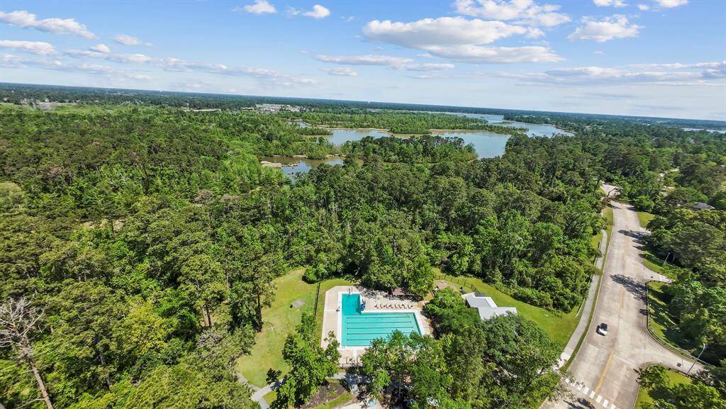 Walking distance to the pool and lake from the trails right outside your door.