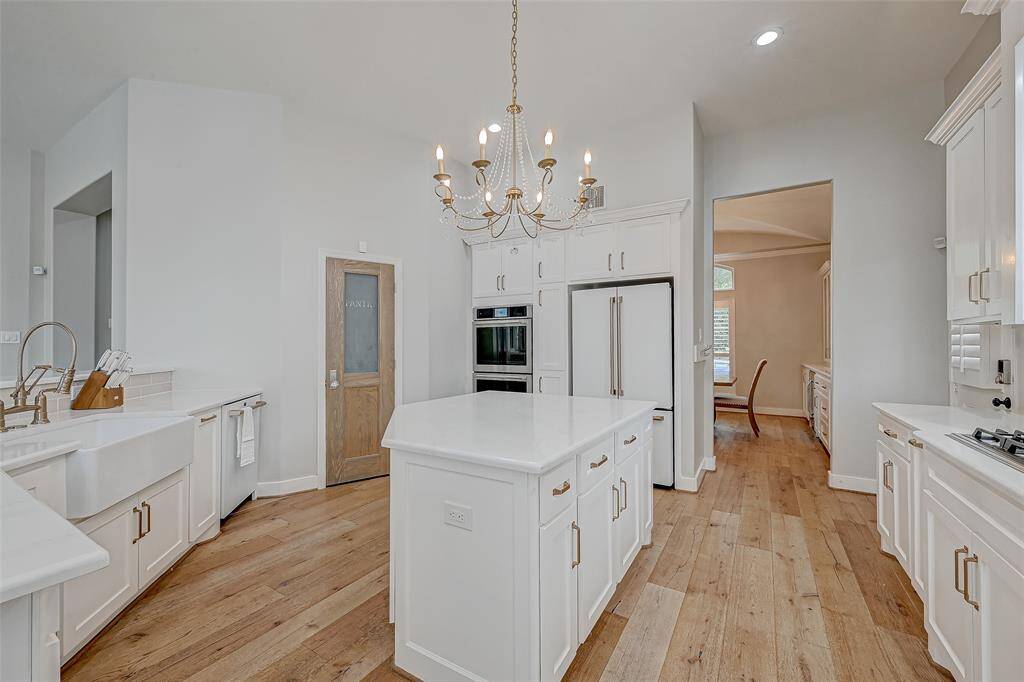 Spacious kitchen to cook in.