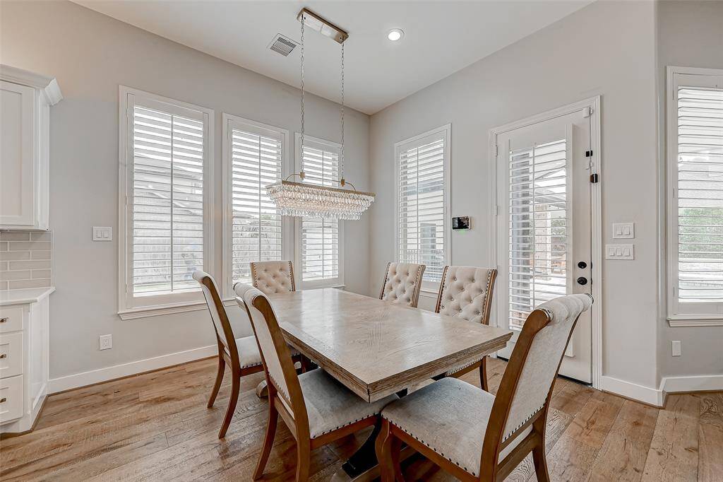Eating area off of kitchen.