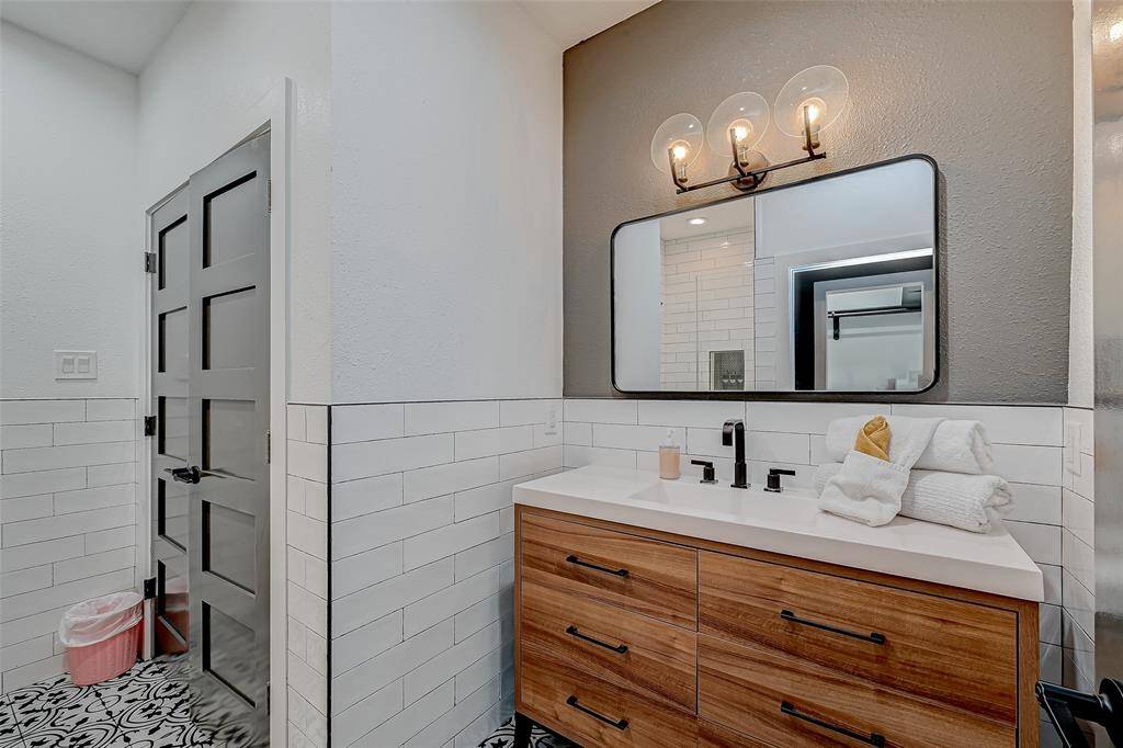 Upstairs bathroom with laundry hook ups.