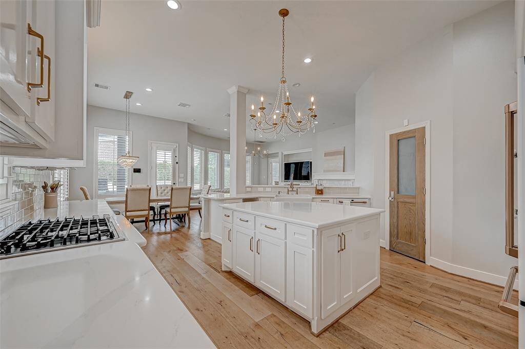 Plenty of storage in the kitchen.