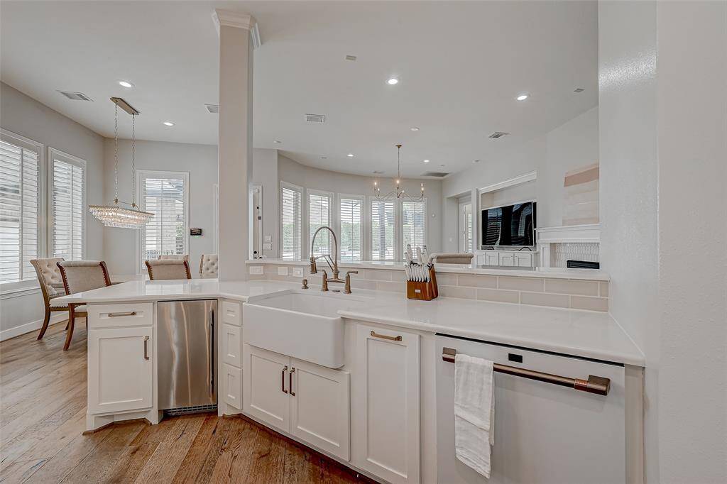 Breakfast bar for extra seating.