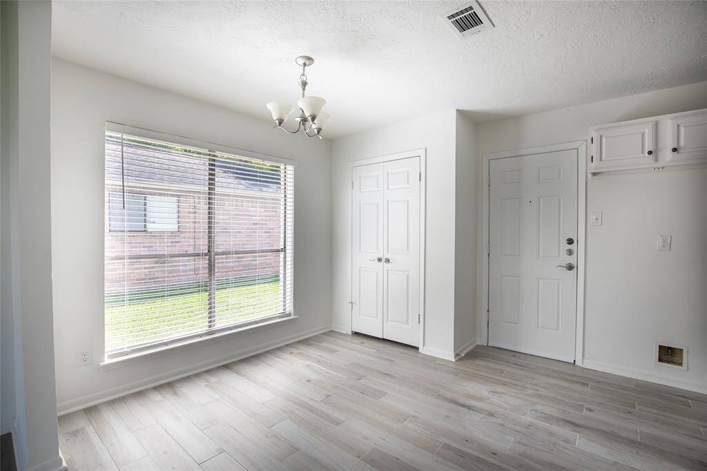 Separate large breakfast / dining area with excellent natural light