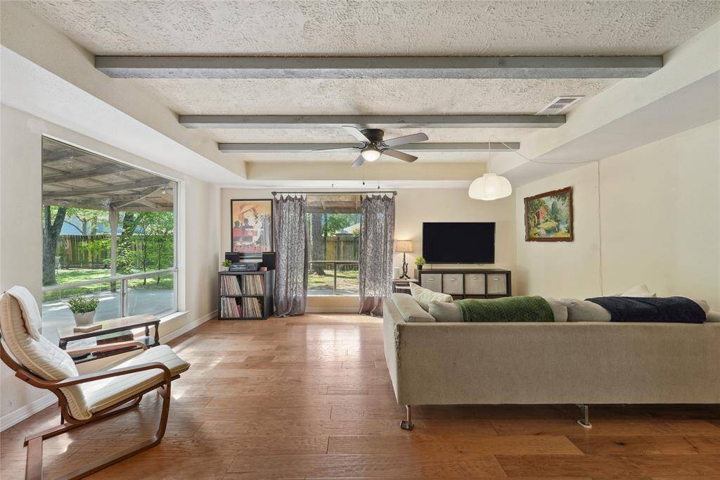 The open layout makes it easy to stay connected, whether you’re cooking, relaxing, or entertaining.