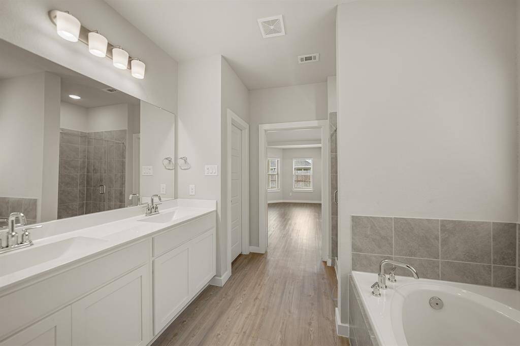 Is complete with a large garden style tub.