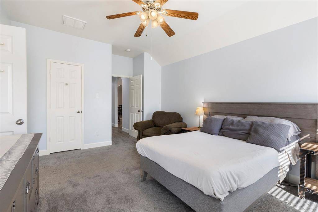 The primary suite has high vaulted ceilings and a great walk-in closet.