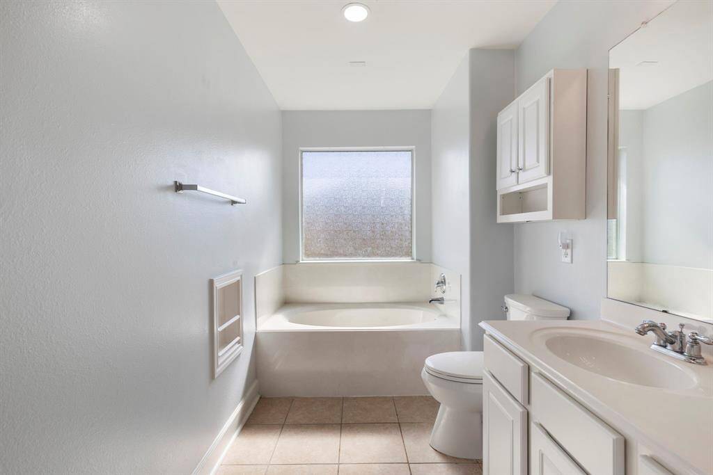 Large soaking tub is perfect for relaxing after along day.