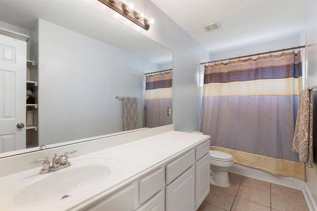 Secondary bathroom.
