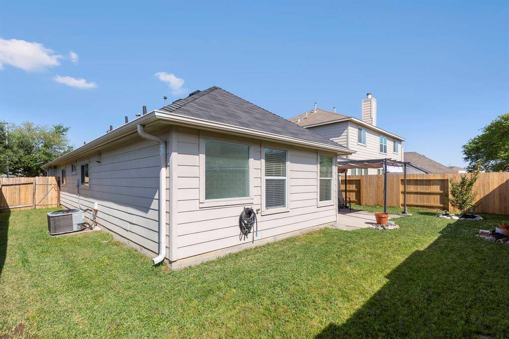 Great sized sideyard as well.