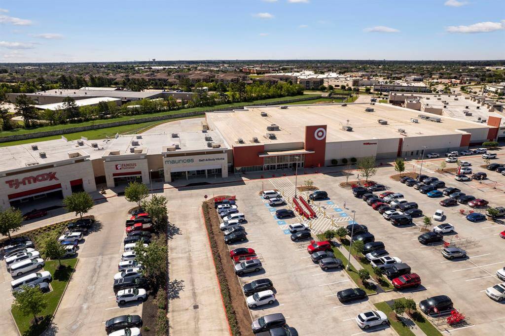 Unbeatable location just mins from shopping, food and the 99!