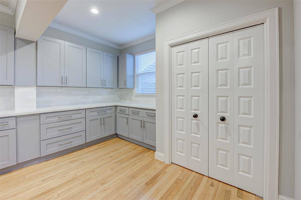 Tons of storage space in the kitc