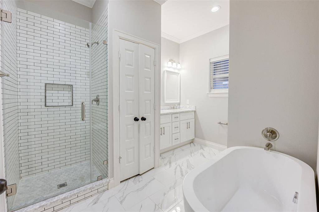 Luxurious primary bath