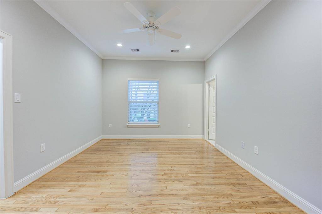 Large secondary bedroom