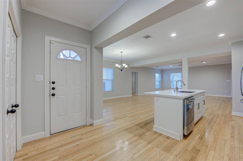 Interior photos taken before current tenant moved in