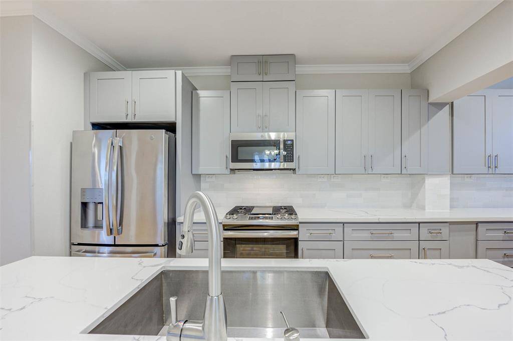 Interior photos taken before current tenant moved in