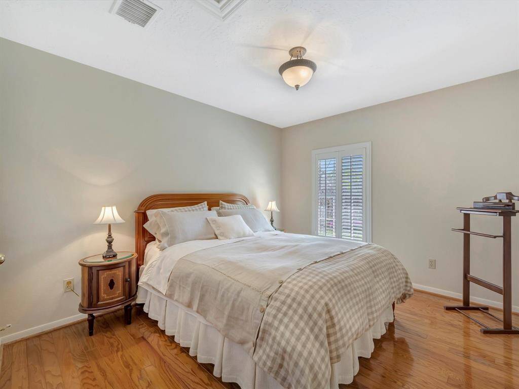 Upstairs guest bedroom 2