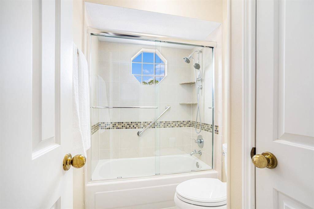 Upstairs guest bath tub area