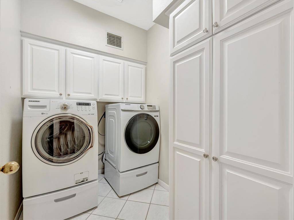 Laundry room off kitchen, washer dryer stay