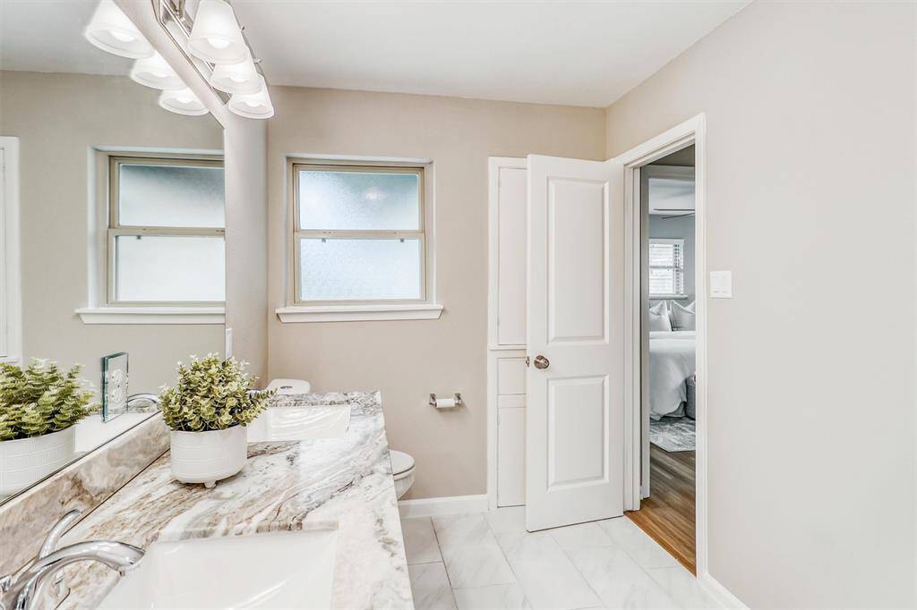 Crisp and clean, this guest bathroom offers timeless design with plenty of space for shared use—perfect for family and overnight guests alike.