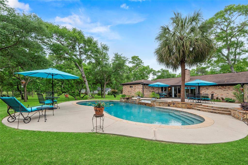 Nothing but blue skies and blue waters! The whole family is going to love this backyard!