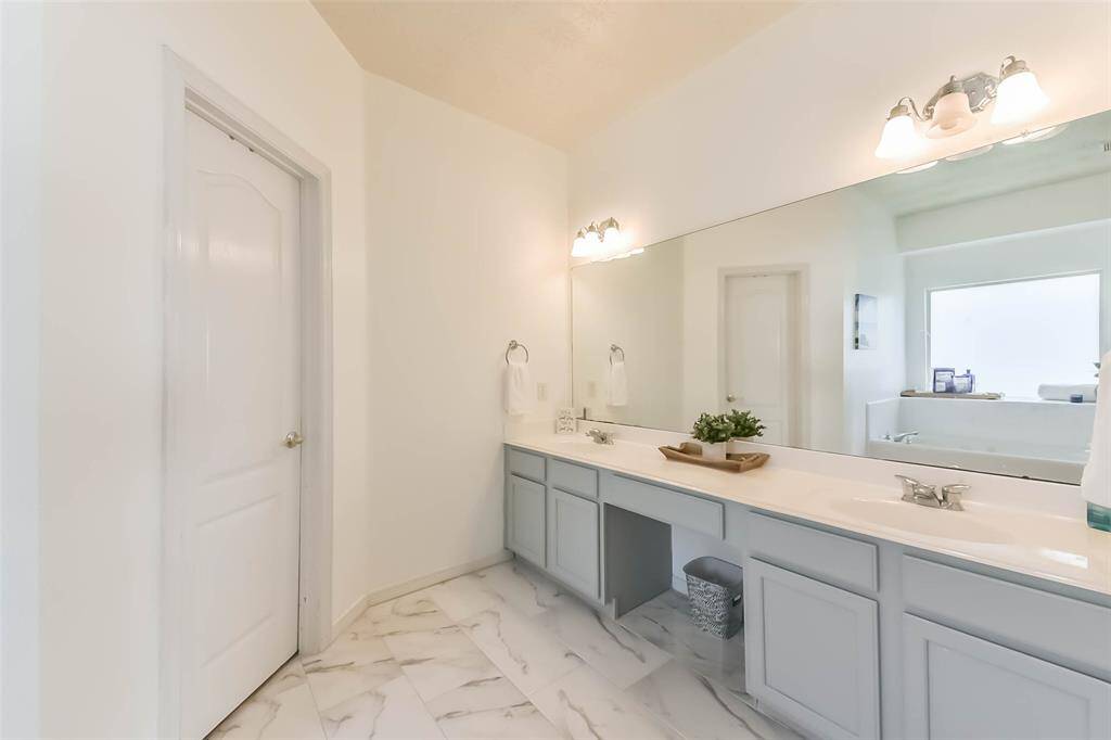 Dual Sinks with a vanity area in the middle