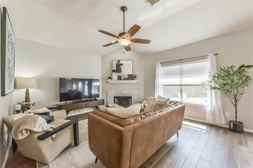 Entertaining is a breeze, with seating for everyone!