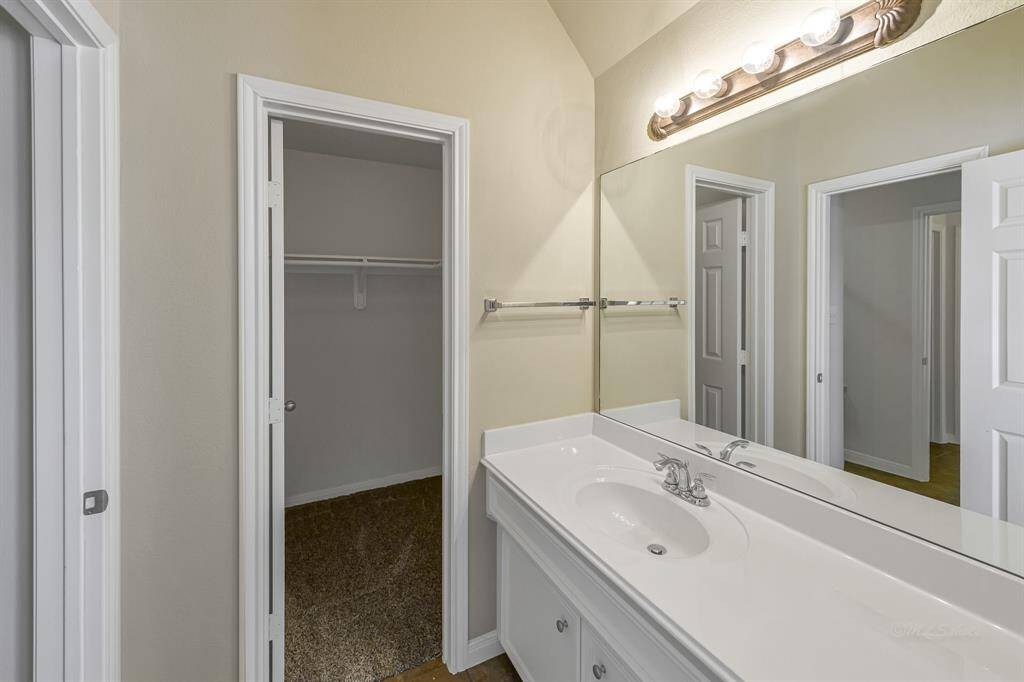 This second bath is shared by rooms 3 and 4