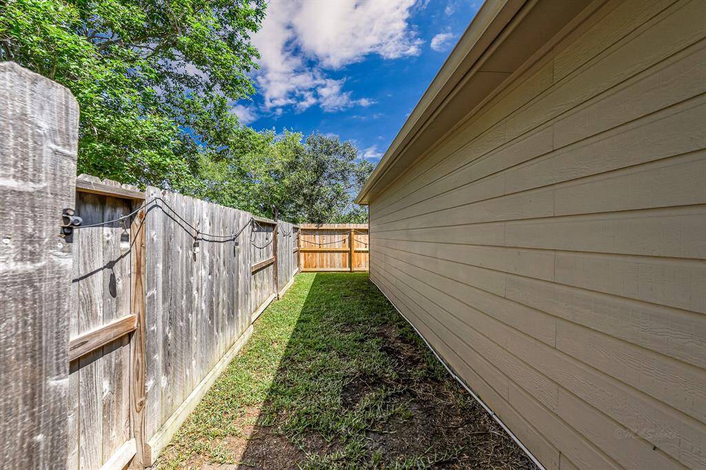 Still plenty of side yard for your pups