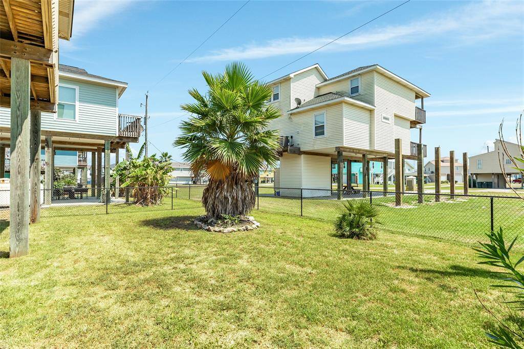 Spacious yard for so many possibiities.