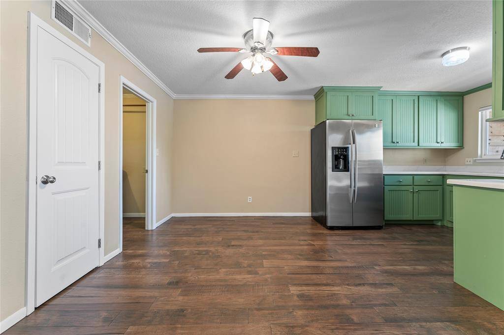 The kitchen features an eat-in dining area.