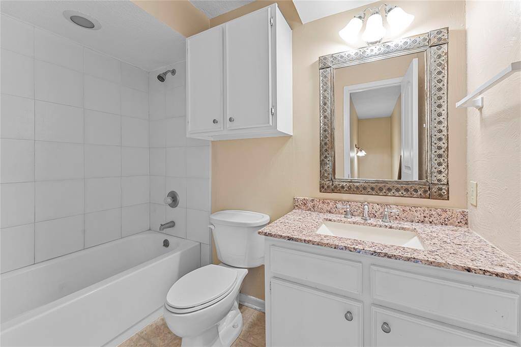 Secondary bathroom upsairs.