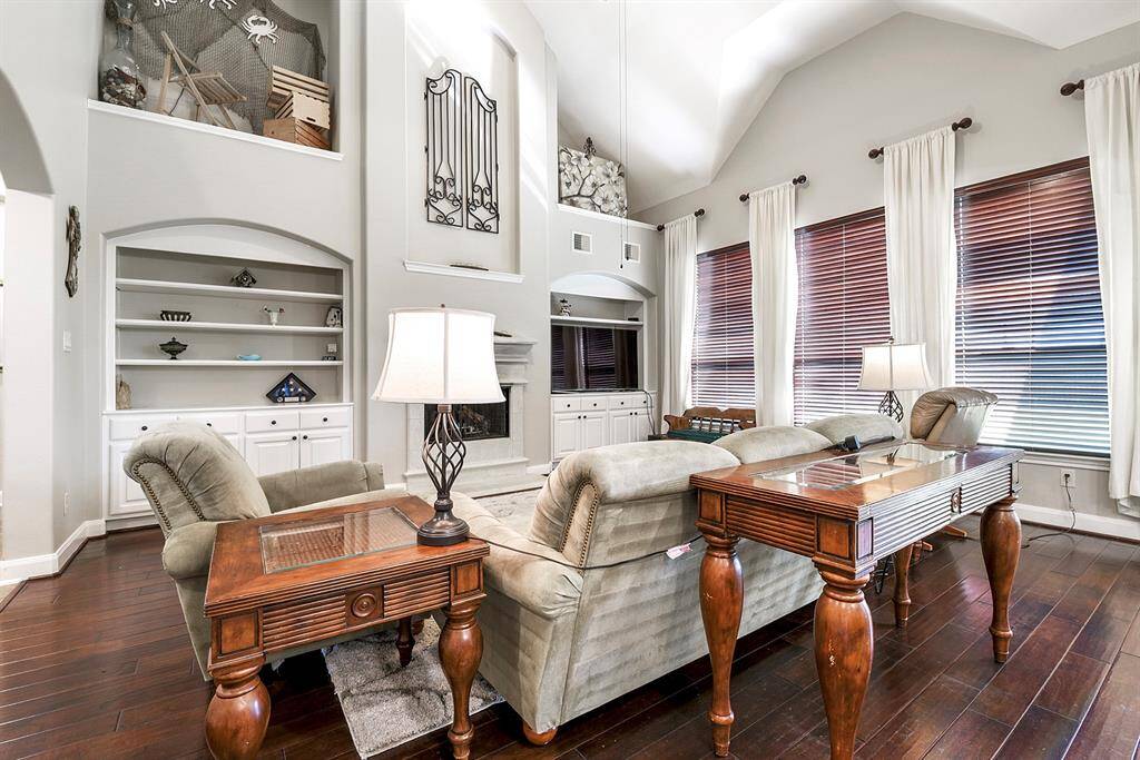 he large living room, featuring elevated ceiling heights, offers plenty of space to comfortably accommodate all your furniture, creating a spacious and inviting area for relaxation and entertainment.