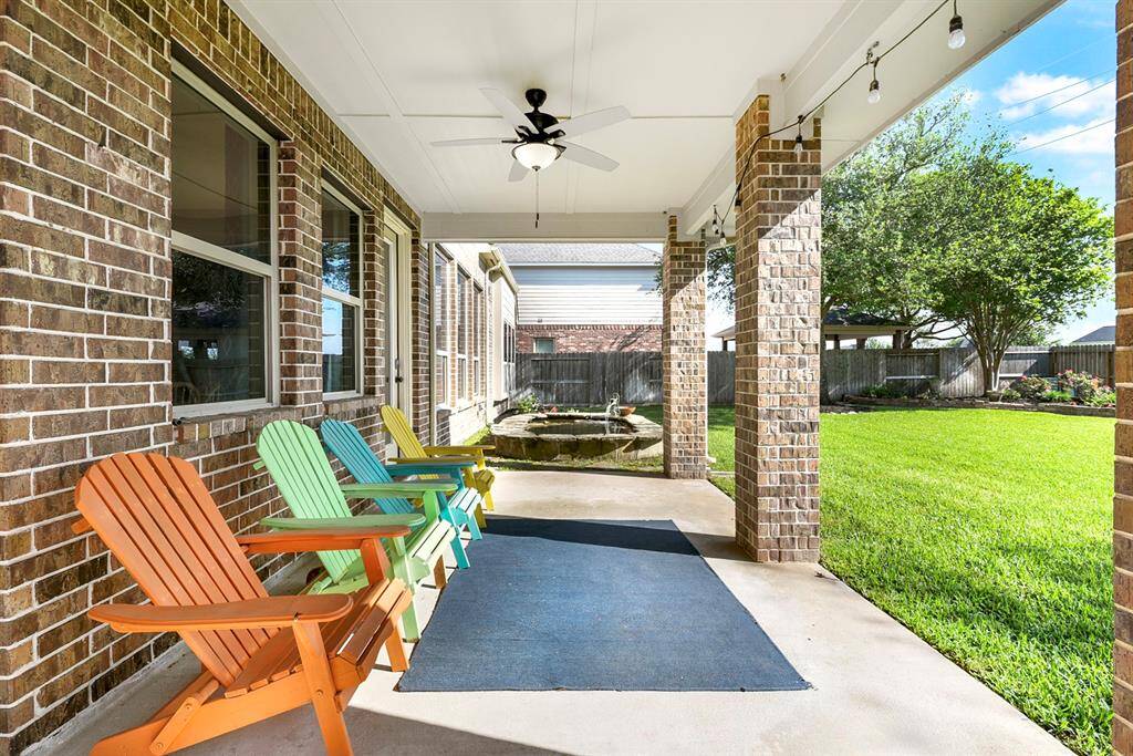 The large patio offers easy access to the kitchen, making it perfect for outdoor dining or entertaining guests, creating a seamless flow between indoor and outdoor living spaces.