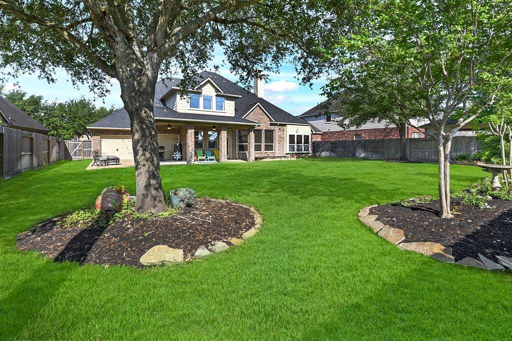 The spacious backyard offers endless possibilities, with tons of green space perfect for creating a personalized outdoor retreat, whether it’s for gardening, sports, or relaxing.