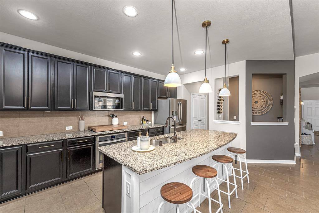 Kitchen w/granite counter and breakfast bar