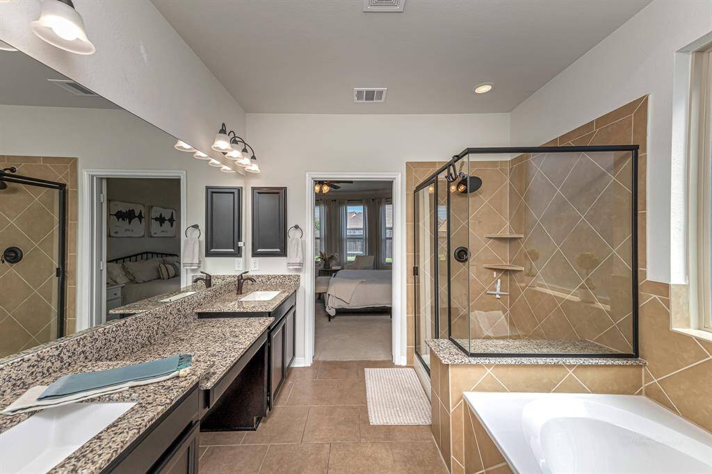 Primary bath w/double sinks and vanity
