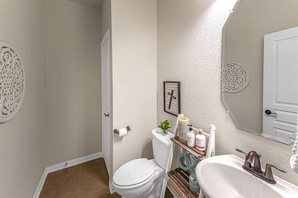 HUGE MUD room off of garage entrance