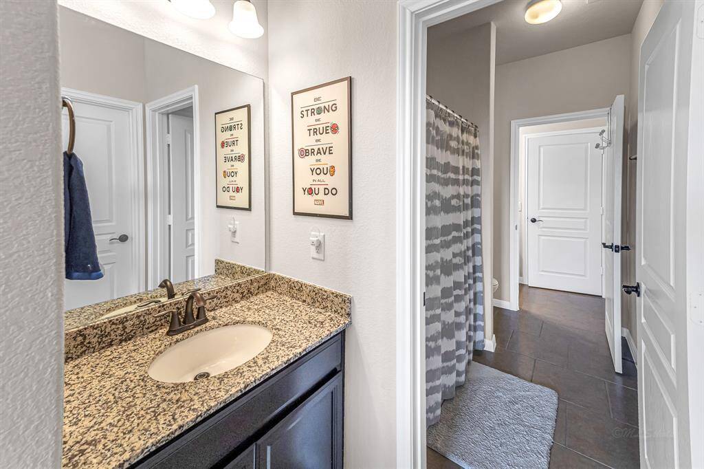 Secondary bedroom w/walk-in closet