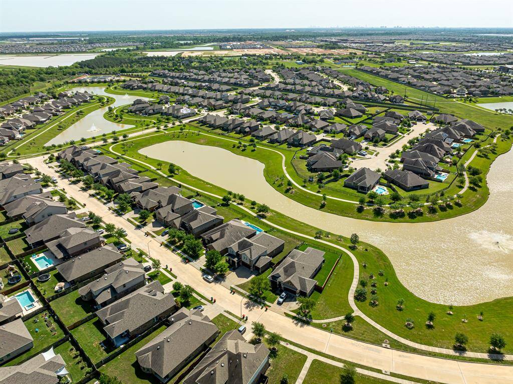 Community with lakes and walking trails!