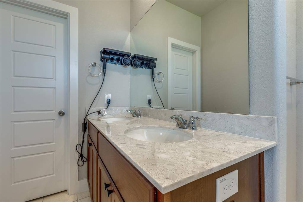 Dual sinks at Primary Bath