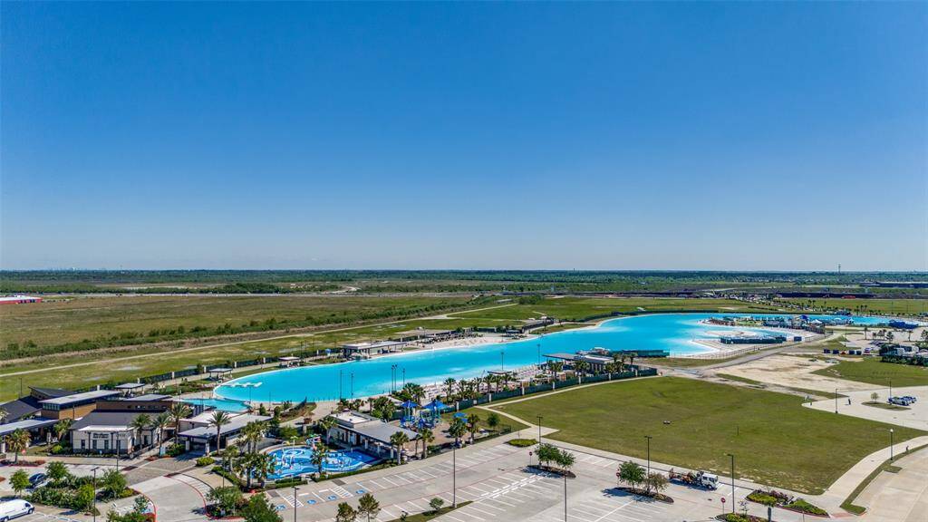 Lagoon with 24 Millions Gallons of Crytal Blue Water