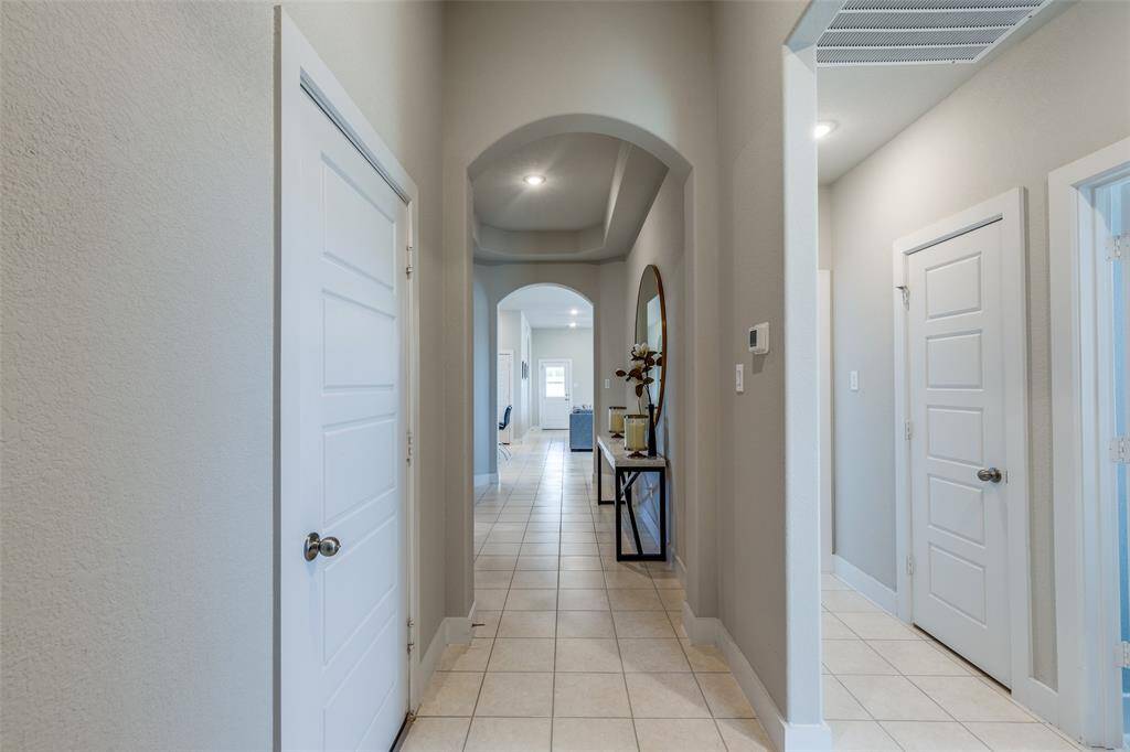 Foyer into home