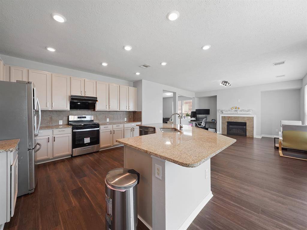 Meals on-the-go are a breeze at the breakfast bar. Ample cabinet and countertop space for the chef in the family.