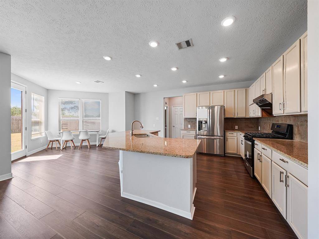 Gorgeous spacious kitchen! Brand New Fotile Range Hood!