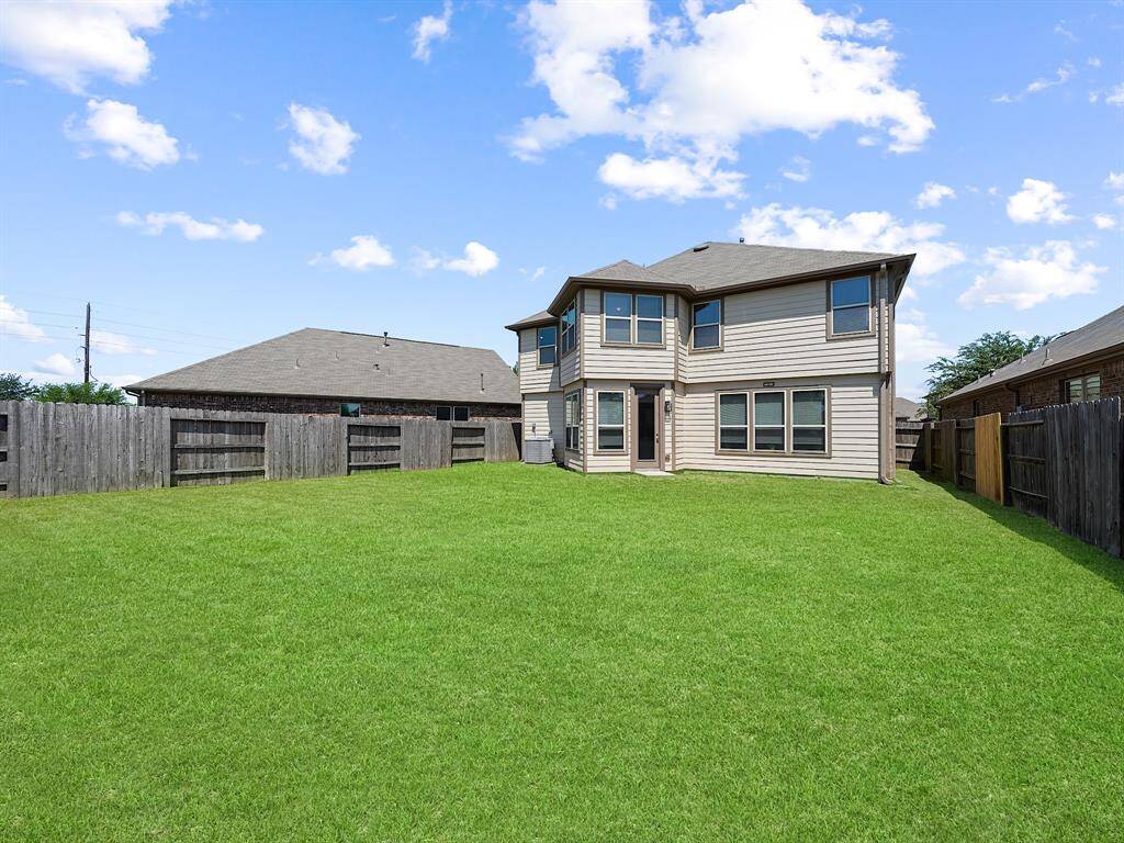 Large Backyard! Imagine what you can do here with friend's and family